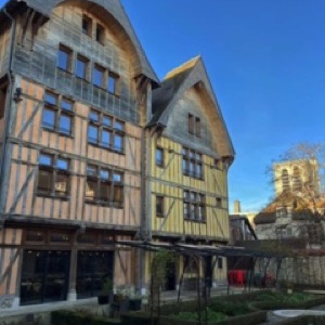 Troyes en un week-end avec @mai_lv : une belle découverte hivernale de la culture champenoise, big up au très riche Musée d'art moderne, installé dans l'ancien palais épiscopal, situé à côté de la cathédrale 😎.#troyes